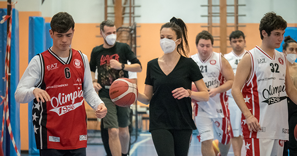 A canestro con i campioni dell’Olimpia